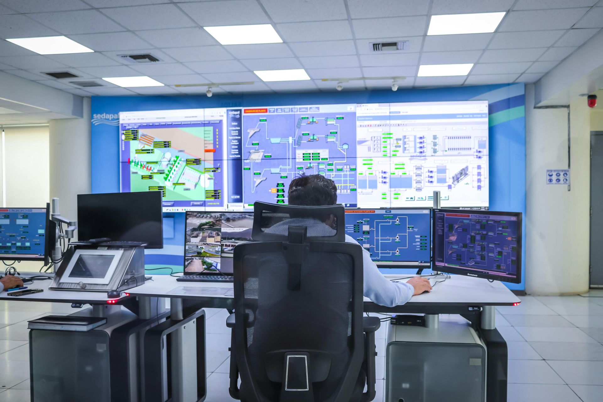 Operator in a modern control room managing technological systems in El Agustino, Lima.